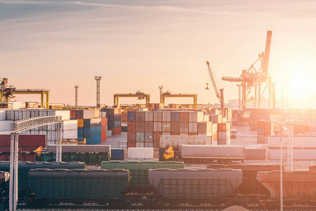 貨物進出口 工廠上空的日落見證貿(mào)易的繁忙